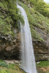 Obraz premium Cascate di goriuda nei boschi, Italia.