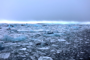 アイスランドのヨークルスアゥルロゥン氷河湖で、氷河湖から氷が海に流れ出して ダイヤモンドビーチを形成しています。