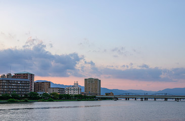 Fototapeta premium 夕暮れの瀬田川