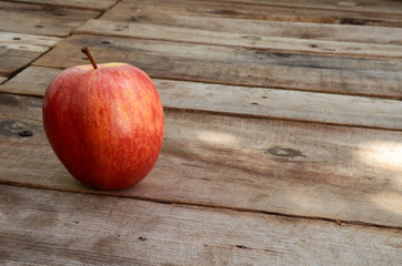 Manzana roja sobre superficie de madera, manzana aislada, fondo de madera, manzana fruta roja