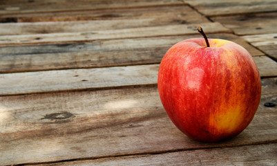 Manzana roja sobre superficie de madera, manzana aislada, fondo de madera, manzana fruta roja