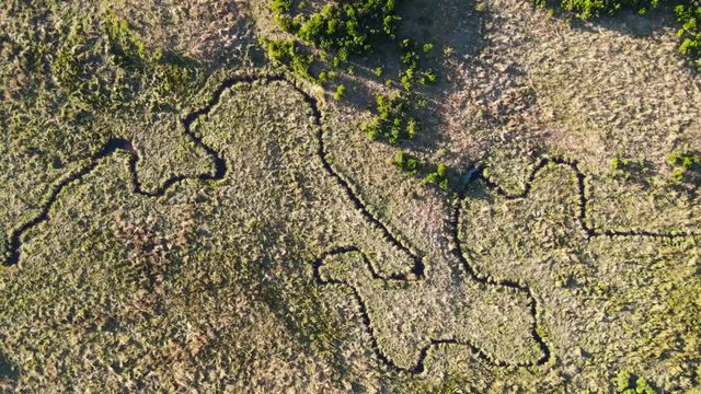 vue a&eacute;rienne rivi&egrave;re La Monne m&eacute;andres romantique et m&eacute;lancolique dans la campagne nature au milieu de champs vert en France
