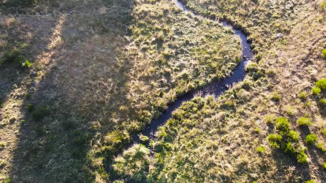 vue a&eacute;rienne rivi&egrave;re La Monne m&eacute;andres romantique et m&eacute;lancolique dans la campagne nature au milieu de champs vert en France