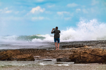Traveler photographs huge tsunami waves on a smartphone, a dangerous hobby