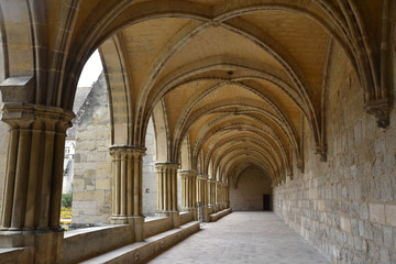 Fototapeta na wymiar Cloître de l'abbaye de Royaumont, France