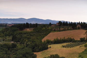 Obraz premium View of the Tuscan landscape near San Gimignano early in the morning