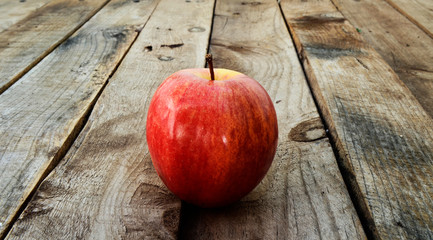 Manzana roja sobre superficie de madera, manzana aislada, fondo de madera, manzana fruta roja