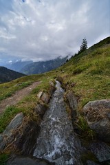 Obraz premium suone mit Weg in the alps in valais in switzerland