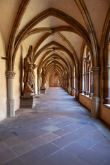 Fototapeta na wymiar Kreuzgang im Dom St. Peter , Trier in Deutschland