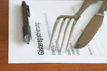 Formular für die Gästeregistrierung in einem Restaurant in Deutschland während der...