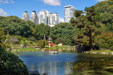Obraz premium Japanese garden (Jardin Japonés) in Buenos Aires, Argentina, with city skyline in the back