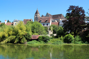 Fototapeta na wymiar river yèvre, church and houses in vierzon (france)