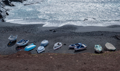 Fototapeta na wymiar Fischerboote am schwarzen Strand von El Golfo