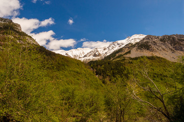 Obraz premium View of the mountains with the snowy peaks in the Navarro Pyrenees, Spain