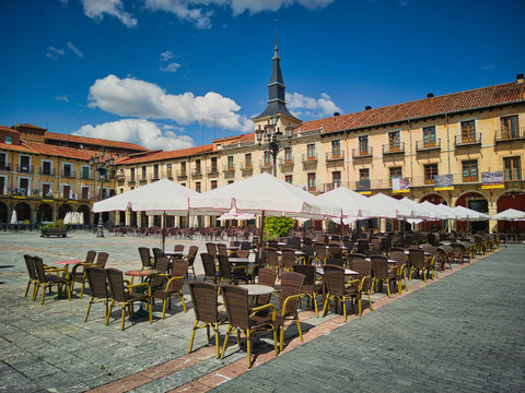 Plaza Mayor de Leon en verano con sus terrazas de ocio