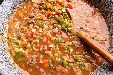 Zubereitung von Gulaschsuppe im Kessel