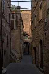 Fototapeta na wymiar Verlassene Straße in der Altstadt von Pitigliano in der Toskana, Italien 