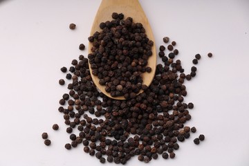 Fototapeta na wymiar black pepper in wooden spoon isolated on white background.