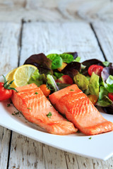 Lachsfilet mit Salat