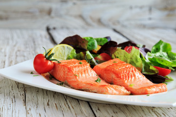 Lachsfilet mit Salat