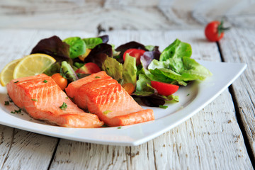 Lachsfilet mit Salat