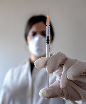 Medica sosteniendo una jeringa