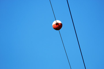 Single flight warning ball for securing aircraft on the earth wire of a high-voltage road