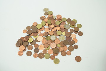 Haufen mit Cent Münzen auf weißem Grund 