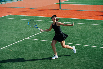 Obraz premium Running teenage girl ready to return overhead tennis ball