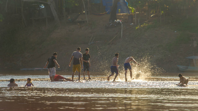 Familia en el ri&oacute; Madre de Dios, Puerto Maldonado - Per&uacute;