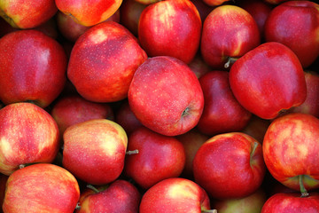 Fototapeta na wymiar fresh ripe juicy red apples background