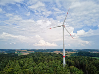 Windrad im Wald