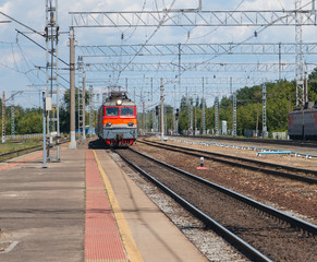 Fototapeta premium the electric locomotive is heading to the platform, the railway station