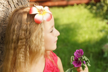 Kind hält Blume