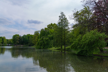 Fototapeta na wymiar lake in Royal Baths Park is the largest park in Warsaw, Poland