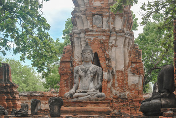 Fototapeta premium Ancient Buddha statue in Wat Phra Mahathat temple, in Phra Nakhon Si, Ayutthaya Historical Park, Thailand.