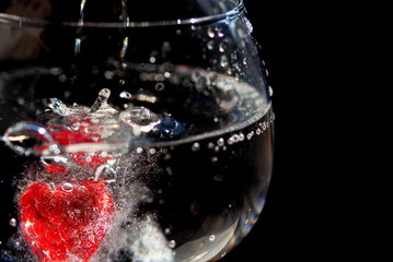 Fototapeta na wymiar Fresh raspberry dropped in fizzy drink in glass