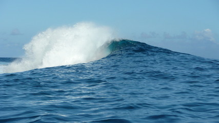 Naklejka premium waves crashing on the beach