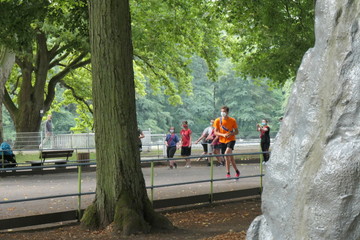 Sport mit Mund- und Nasenschutz im Park