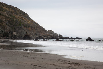 Fototapeta na wymiar Ocean waves on a rocky shore