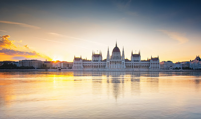 Naklejka premium Hungarian Parliament in a fantastic colorful sunset, Budapest, Hungary