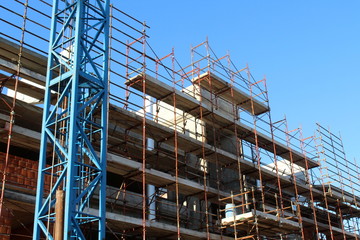 Lavori in corso nel cantiere edile in estate - costruire