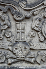Vanitassymbole auf einem Renaissanceepitaph