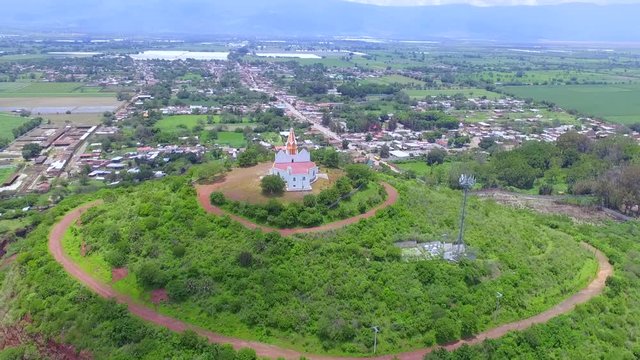 Vista aerea iglesia sobre cerro en paisaje Mexico tradicional dia claro