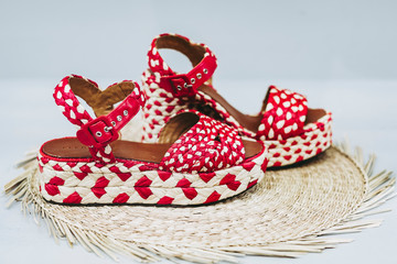 Chaussures sandales d'été pour femme en matière naturelle et semelles compensées