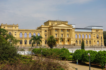 Fototapeta na wymiar Ipiranga museum palace and gardens. ancient building in Sao Paulo