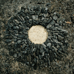 Holzspäne in Asche