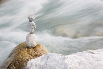 Obraz premium Steinmännchen - Steinstapel im Wasser / Fluß