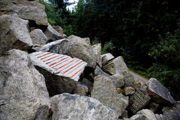 Landart: Streifen aus Vogelbeeren und Granit