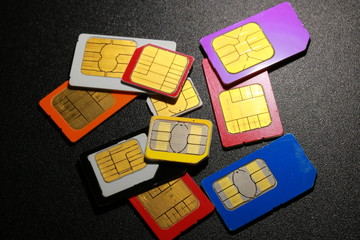 色とりどりのサイズの違うSIMカード